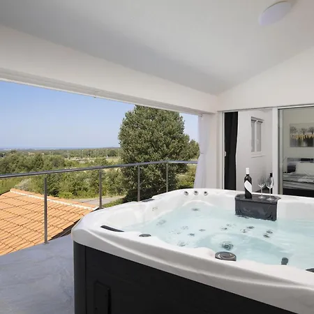 Euphoria Mit Pool, Sauna Und Whirlpool *